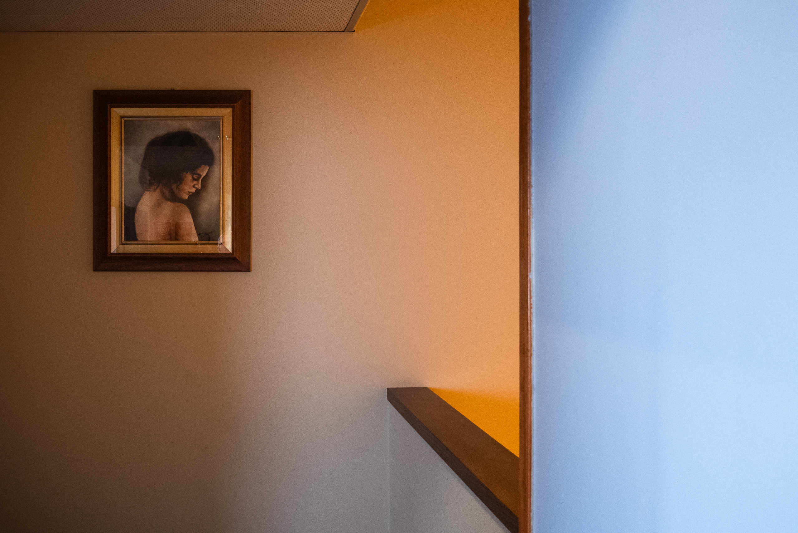 Frauenporträt im Treppenhaus des Hotels